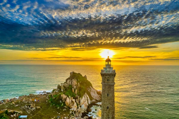 在日出的天空中 小岛上有着古老的灯塔 风景美丽而宁静 这是越南岛上唯一一座古老的灯塔 — 图库照片