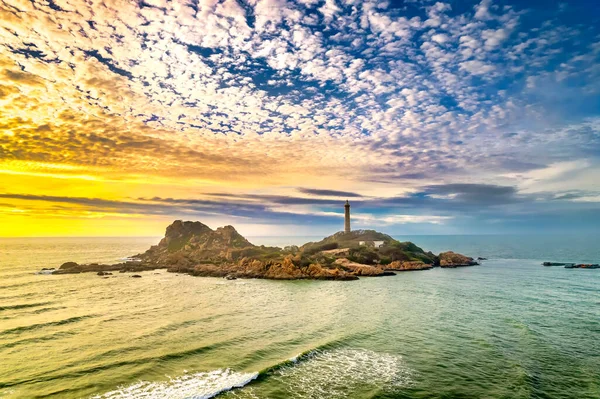在日出的天空中 小岛上有着古老的灯塔 风景美丽而宁静 这是越南岛上唯一一座古老的灯塔 — 图库照片