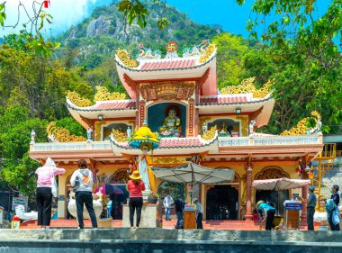 Tay Ninh, Vietnam - 3 Mart 2022: Hacılar Ba Den dağındaki tapınaktaki herkes için barış için dua ediyorlar. Burası Tay Ninh, Vietnam 'daki dişi azize tapınağı..