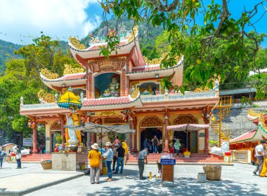 Tay Ninh, Vietnam - 3 Mart 2022: Hacılar Ba Den dağındaki tapınaktaki herkes için barış için dua ediyorlar. Burası Tay Ninh, Vietnam 'daki dişi azize tapınağı..