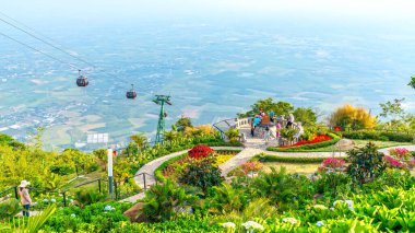 Tay Ninh, Vietnam - 3 Mart 2022: Güney bölgesinin Tay Ninh, Vietnam 'da turistlerin ziyaret edeceği en yüksek yer olan Ba Den Dağı' nın tepesindeki teleferik alanına bakın