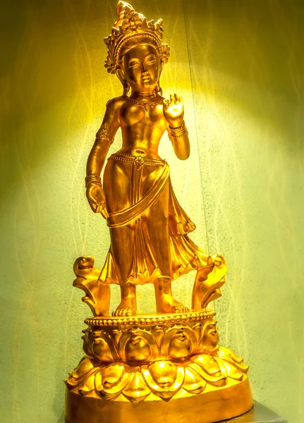 越南泰宁 Tay Ninh 2022年3月3日 几个世纪前 在越南泰宁省泰宁市巴登山山顶的博物馆内 经过佛教时期的青铜或砂岩圣徒雕像 — 图库照片