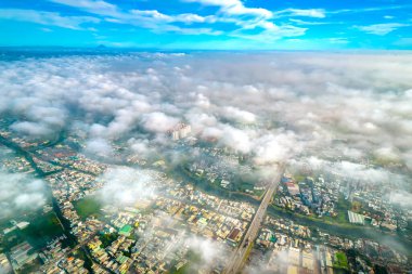 Güney Vietnam 'daki sisli gökyüzü ile Saigon şehir manzarası. Kentsel kalkınma dokusu, ulaşım altyapısı ve yeşil parklar