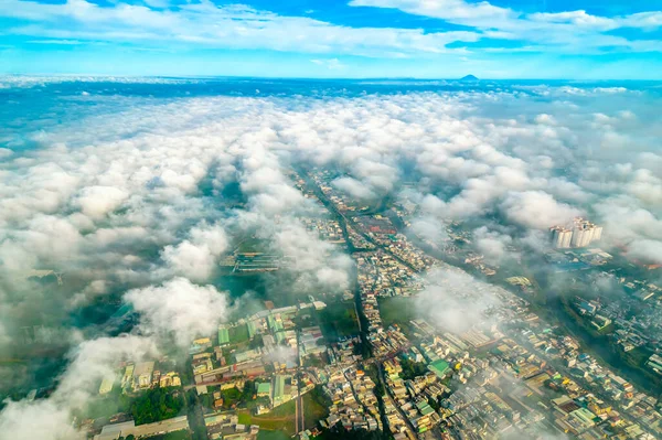 南ベトナムの霧の空と朝のサイゴンの街並みの空中ビュー 都市開発のテクスチャ 交通インフラと緑の公園 — ストック写真