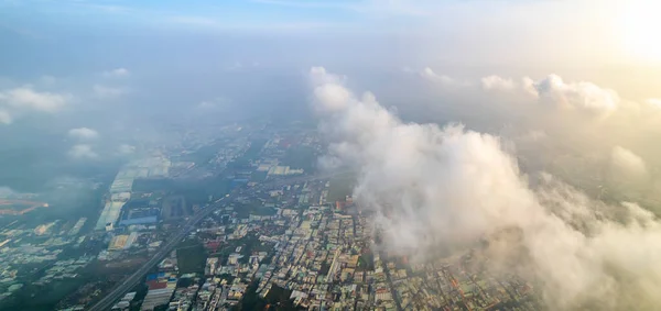 南ベトナムの霧の空と朝のサイゴンの街並みの空中ビュー 都市開発のテクスチャ 交通インフラと緑の公園 — ストック写真