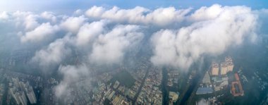 Güney Vietnam 'daki sisli gökyüzü ile Saigon şehir manzarası. Kentsel kalkınma dokusu, ulaşım altyapısı ve yeşil parklar