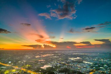 Güney Vietnam 'da günbatımında gökyüzü olan Saigon şehir manzarası. Kentsel kalkınma dokusu, ulaşım altyapısı ve yeşil parklar