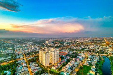 Güney Vietnam 'da günbatımında gökyüzü olan Saigon şehir manzarası. Kentsel kalkınma dokusu, ulaşım altyapısı ve yeşil parklar