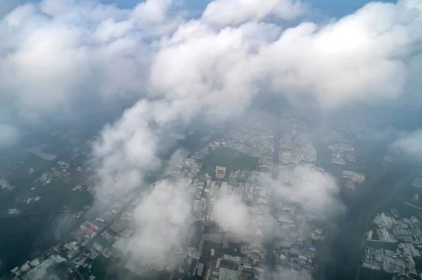 베트남 남부의 안개낀 하늘을 아침에 공중에서 사이공 인프라 — 스톡 사진