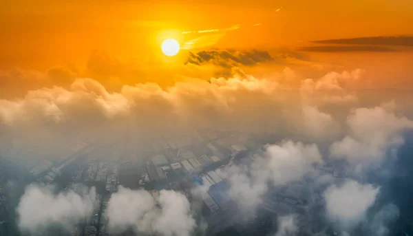 Фон Утреннего Восхода Солнца Воздуха Облаками Восходящим Солнцем Впечатляет Приветствовать — стоковое фото