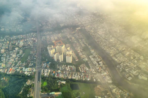 21世紀のベトナムの都市開発を示す以下の住宅地とベトナム航空の景色ホーチミン市 — ストック写真