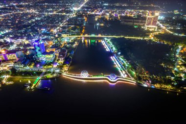 Can Tho City, Can Tho, Vietnam, gece hava manzarası. Burası Mekong Delta 'da büyük bir şehir, Vietnam' ın altyapı, nüfus ve tarım ürünleri ticaret merkezini geliştiriyor.