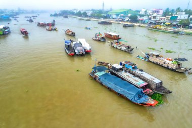Cai Rang yüzen pazarı, Can Tho, Vietnam, hava manzarası. Cai Rang, Vietnam 'ın mekong deltasında ünlü bir pazardır..