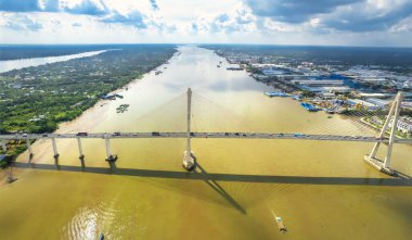Rach Mieu köprüsü, Tien Giang, Vietnam, hava manzaralı. Rach Mieu köprüsü Tien Giang ve Ben Tre vilayetlerini Mekong deltasına bağlar..