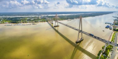 Rach Mieu köprüsü, Tien Giang, Vietnam, hava manzaralı. Rach Mieu köprüsü Tien Giang ve Ben Tre vilayetlerini Mekong deltasına bağlar..