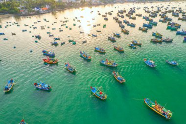 Sabahları Mui Ne balıkçı köyünün havadan görüntüsü fırtınalardan korunmak için yüzlerce tekne demirlemiş. Burası Vietnam 'ın merkezinde güzel bir koy.