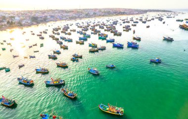 Sabahları Mui Ne balıkçı köyünün havadan görüntüsü fırtınalardan korunmak için yüzlerce tekne demirlemiş. Burası Vietnam 'ın merkezinde güzel bir koy.