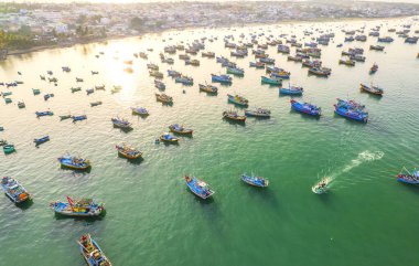 Sabahları Mui Ne balıkçı köyünün havadan görüntüsü fırtınalardan korunmak için yüzlerce tekne demirlemiş. Burası Vietnam 'ın merkezinde güzel bir koy.