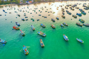 Sabahları Mui Ne balıkçı köyünün havadan görüntüsü fırtınalardan korunmak için yüzlerce tekne demirlemiş. Burası Vietnam 'ın merkezinde güzel bir koy.