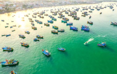 Sabahları Mui Ne balıkçı köyünün havadan görüntüsü fırtınalardan korunmak için yüzlerce tekne demirlemiş. Burası Vietnam 'ın merkezinde güzel bir koy.