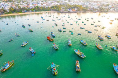 Sabahları Mui Ne balıkçı köyünün havadan görüntüsü fırtınalardan korunmak için yüzlerce tekne demirlemiş. Burası Vietnam 'ın merkezinde güzel bir koy.