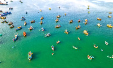 Sabahları Mui Ne balıkçı köyünün havadan görüntüsü fırtınalardan korunmak için yüzlerce tekne demirlemiş. Burası Vietnam 'ın merkezinde güzel bir koy.