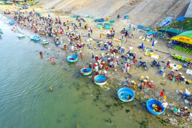 Mui Ne balık pazarı, Vietnam 'ın orta bölgelerine deniz ürünleri almak ve satmak için kıyı balıkçılığı yapan bir köyün sabah pazarı.