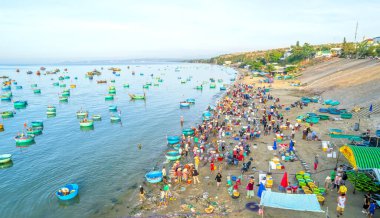 Mui Ne balık pazarı, Vietnam 'ın orta bölgelerine deniz ürünleri almak ve satmak için kıyı balıkçılığı yapan bir köyün sabah pazarı.