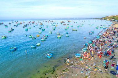 Mui Ne balık pazarı, Vietnam 'ın orta bölgelerine deniz ürünleri almak ve satmak için kıyı balıkçılığı yapan bir köyün sabah pazarı.