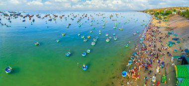Mui Ne balık pazarı, Vietnam 'ın orta bölgelerine deniz ürünleri almak ve satmak için kıyı balıkçılığı yapan bir köyün sabah pazarı.