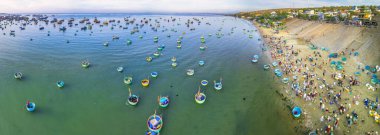 Mui Ne balık pazarı, Vietnam 'ın orta bölgelerine deniz ürünleri almak ve satmak için kıyı balıkçılığı yapan bir köyün sabah pazarı.