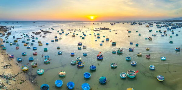 暴風雨を避けるために停泊ボートの数百人と日没の空にムイネー漁村の空中ビューは これはベトナム中央部の美しい湾です — ストック写真