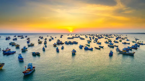 Letecký Pohled Rybářskou Vesnici Mui Západě Slunce Stovkami Zakotvených Lodí — Stock fotografie