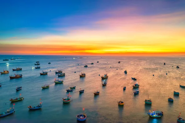 Luftaufnahme Des Fischerdorfes Mui Bei Sonnenuntergang Mit Hunderten Von Booten — Stockfoto