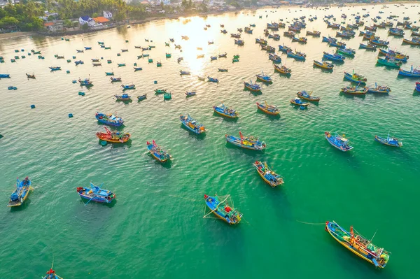 嵐を避けるために停泊ボートの何百もの朝のムイネー漁村の空中ビューは これはベトナム中央部の美しい湾です — ストック写真