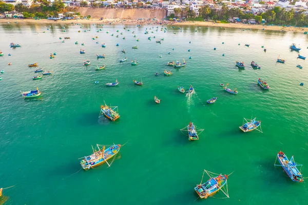 嵐を避けるために停泊ボートの何百もの朝のムイネー漁村の空中ビューは これはベトナム中央部の美しい湾です — ストック写真