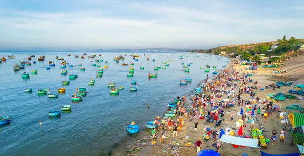 Mui Ne balık pazarı, Vietnam 'ın orta bölgelerine deniz ürünleri almak ve satmak için kıyı balıkçılığı yapan bir köyün sabah pazarı.