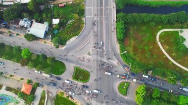 21. yüzyılda Vietnam 'ın ekonomik gelişimini gösteren kavşaktaki yoğun trafiğin olduğu Saigon şehrinin havadan görünüşü