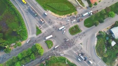 21. yüzyılda Vietnam 'ın ekonomik gelişimini gösteren kavşaktaki yoğun trafiğin olduğu Saigon şehrinin havadan görünüşü