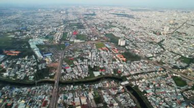 21. yüzyılda Vietnam 'ın ekonomik gelişimini gösteren kavşaktaki yoğun trafiğin olduğu Saigon şehrinin havadan görünüşü