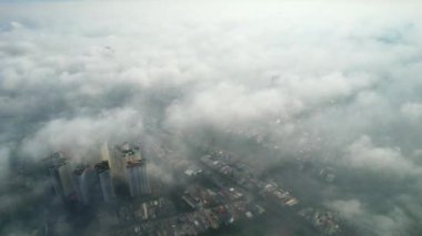 Güney Vietnam 'daki sisli gökyüzü ile Saigon şehir manzarası. Kentsel kalkınma dokusu, ulaşım altyapısı ve yeşil parklar