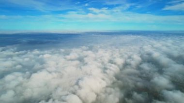 Güney Vietnam 'daki sisli gökyüzü ile Saigon şehir manzarası. Kentsel kalkınma dokusu, ulaşım altyapısı ve yeşil parklar