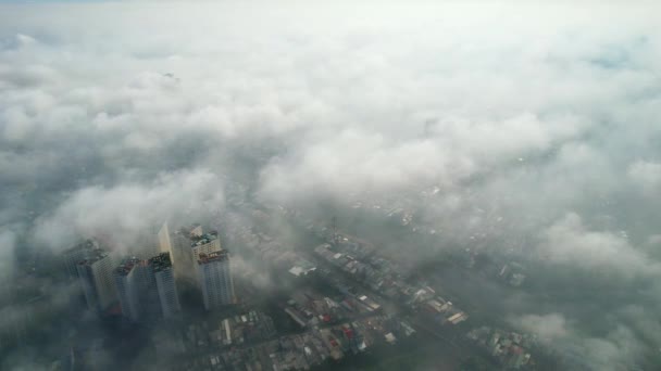 在越南南部 空中看到了烟雾弥漫的夜空下的西贡城市景观 城市发展结构 交通运输基础设施和绿色公园 — 图库视频影像
