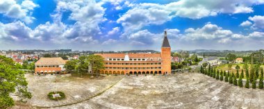 Da Lat Pedagoji Koleji, Vietnam, eşsiz yay şekilli Fransız mimarisi ile burası öğretmenleri öğrencilere ders vermeleri için eğitiyor.