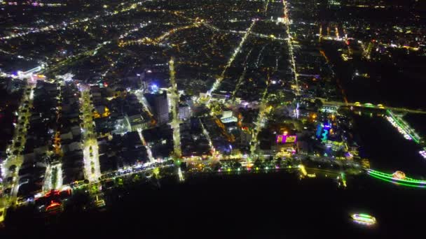 夜にカントー市 ベトナムの空中ビュー これは ベトナムのインフラ 農産物貿易センターを開発するメコンデルタの大都市です — ストック動画