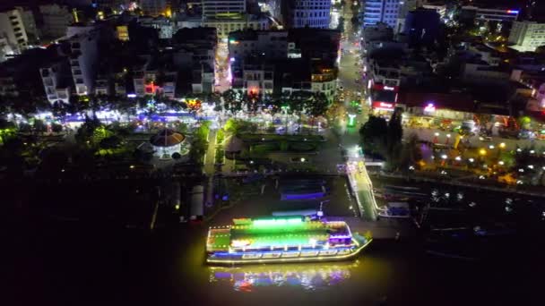 仁和市的夜景 这是湄公河三角洲的一个大城市 正在发展越南的基础设施 人口和农产品贸易中心 — 图库视频影像