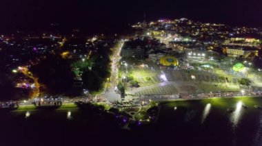 Da Lat, Vietnam - 23 Ocak 2023: Central Highlands 'taki güzel turizm merkezinin havadan görünüşü. Kentsel gelişim dokusu, yeşil parklar ve Da Lat, Vietnam 'daki şehir gölü