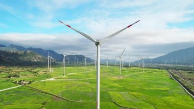 Rüzgâr çiftliği ya da rüzgar parkının panoramik görüntüsü. Rüzgar türbinleri elektrik üreten yeşil çayır. Yeşil enerji kavramı.