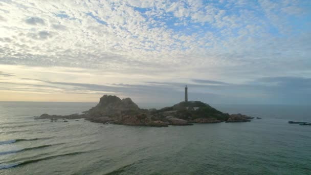 日の出の空に古代の灯台と小さな島の空中ビューは美しく 平和です これはベトナムの島にある唯一の古代の灯台です — ストック動画