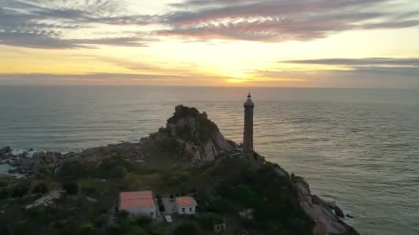 日の出の空に古代の灯台と小さな島の空中ビューのタイムラプスは美しく 平和です これはベトナムの島にある唯一の古代の灯台です — ストック動画